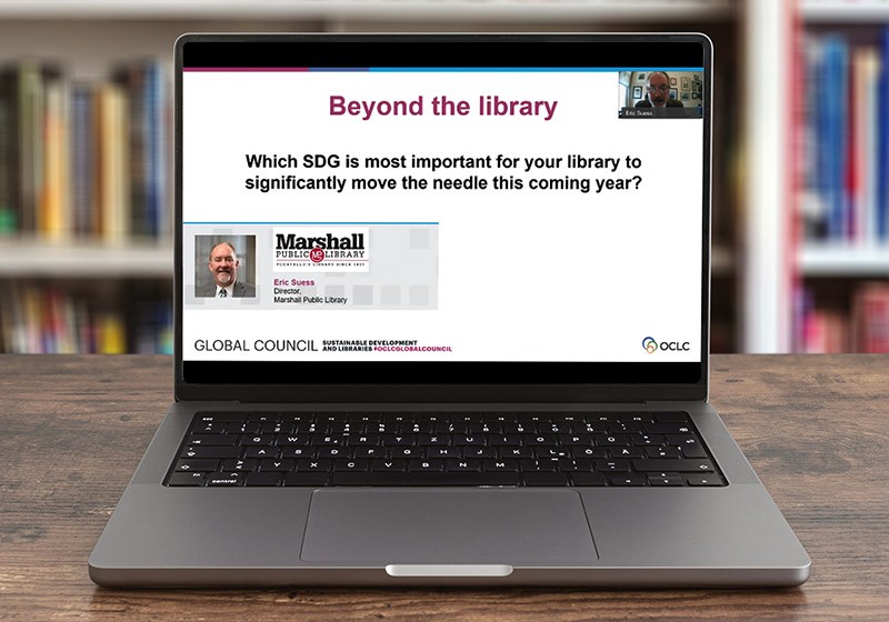 Foto-illustratie: Duurzaamheidswebinar op laptop in bibliotheek